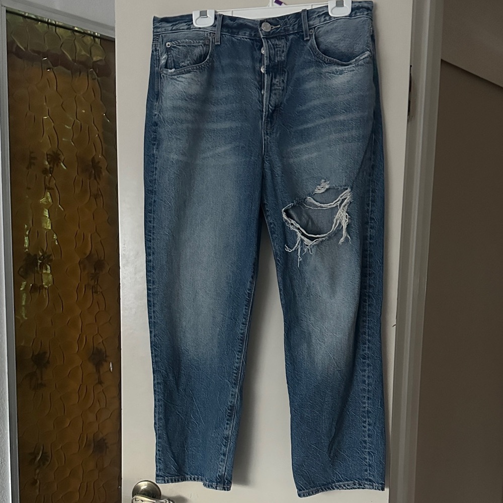 Woman’s Distressed Boyfriend Blue Jeans